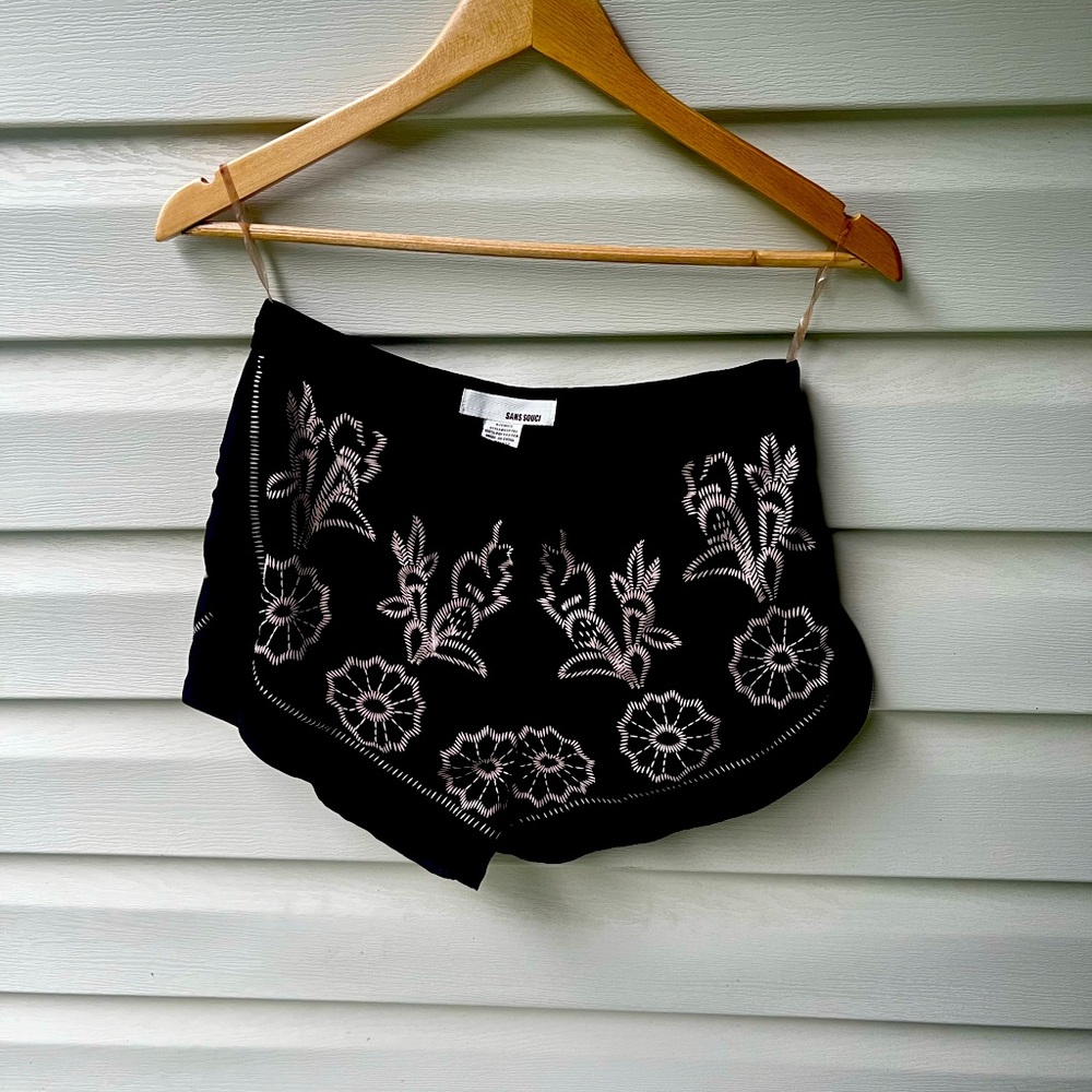 Sans Souci Floral Embroidered Short Shorts